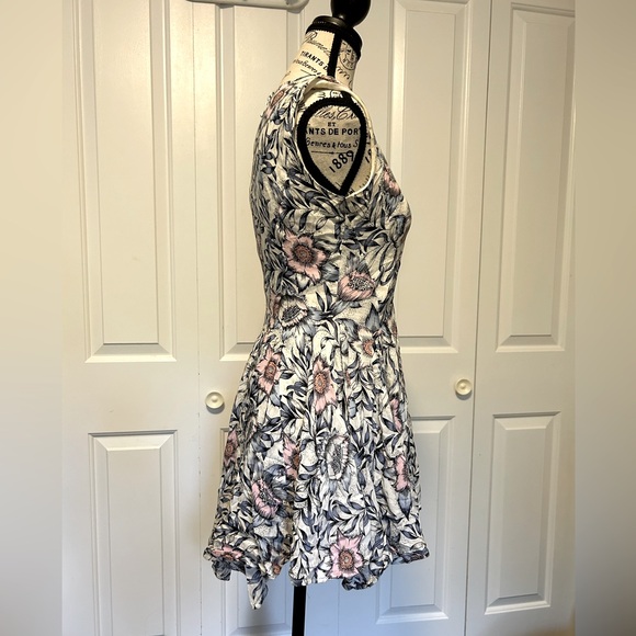 Cute Flowy Flower Dress - Picture 3 of 6